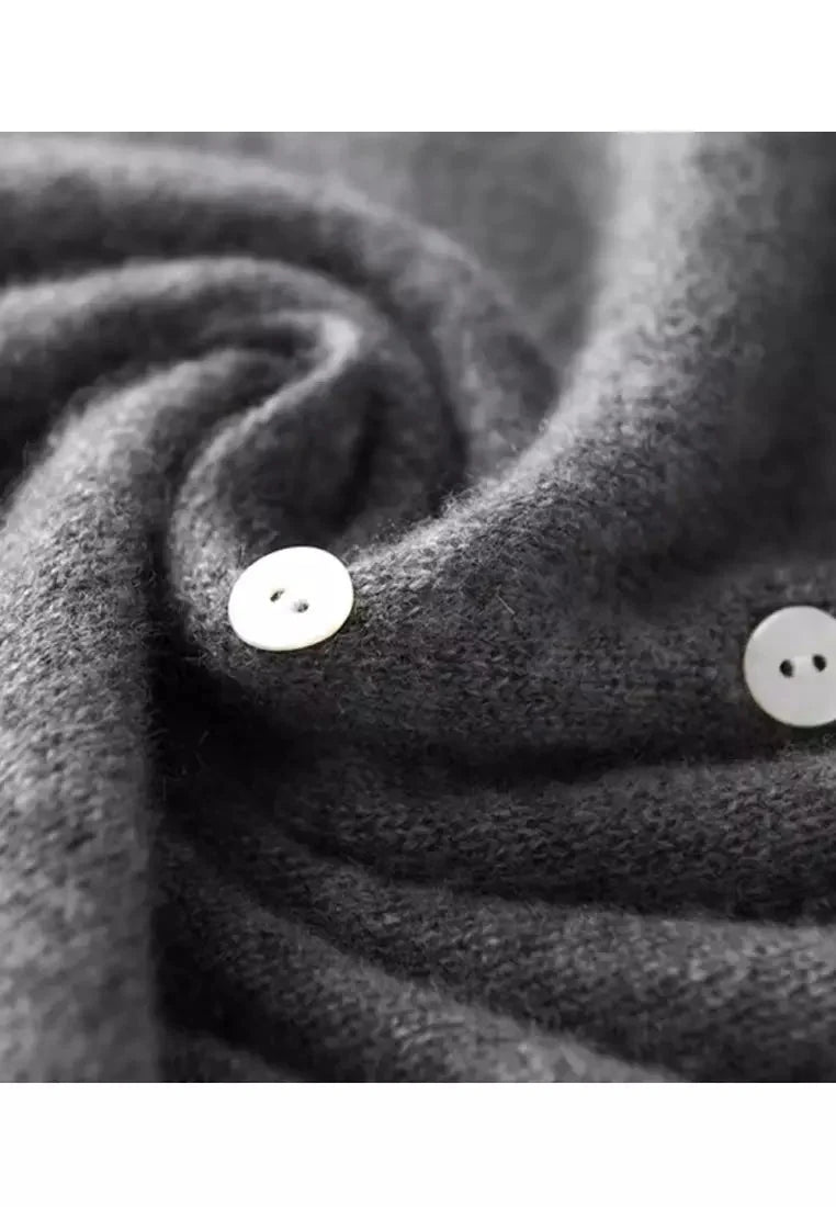 Módní ležérně pletený dámský světr se stylovým asymetrickým zapínáním na knoflíky
