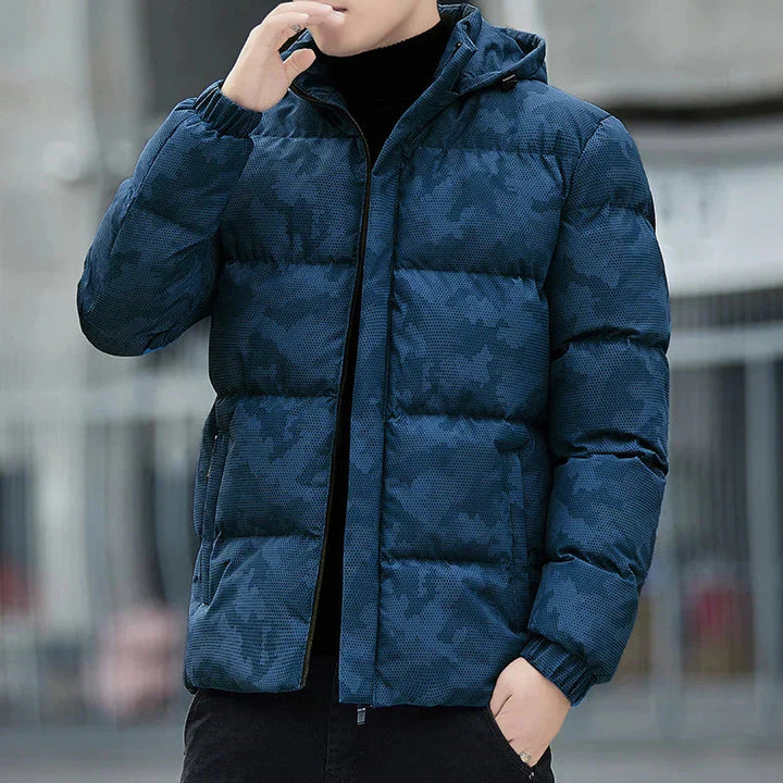 Liam - Stylová vyteplená bunda s kapucí v barvě světle maskáčové potištěné.