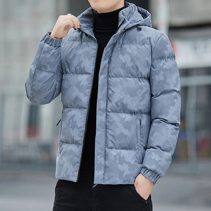Liam - Stylová vyteplená bunda s kapucí v barvě světle maskáčové potištěné.