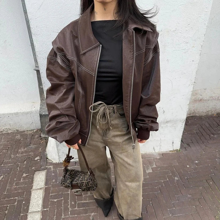 Stylový oversized kabát s zipem a elegantními akcenty v rubínu