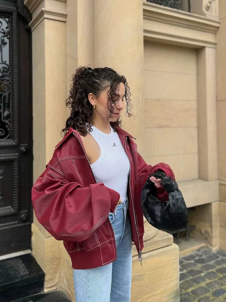 Stylový oversized kabát s zipem a elegantními akcenty v rubínu