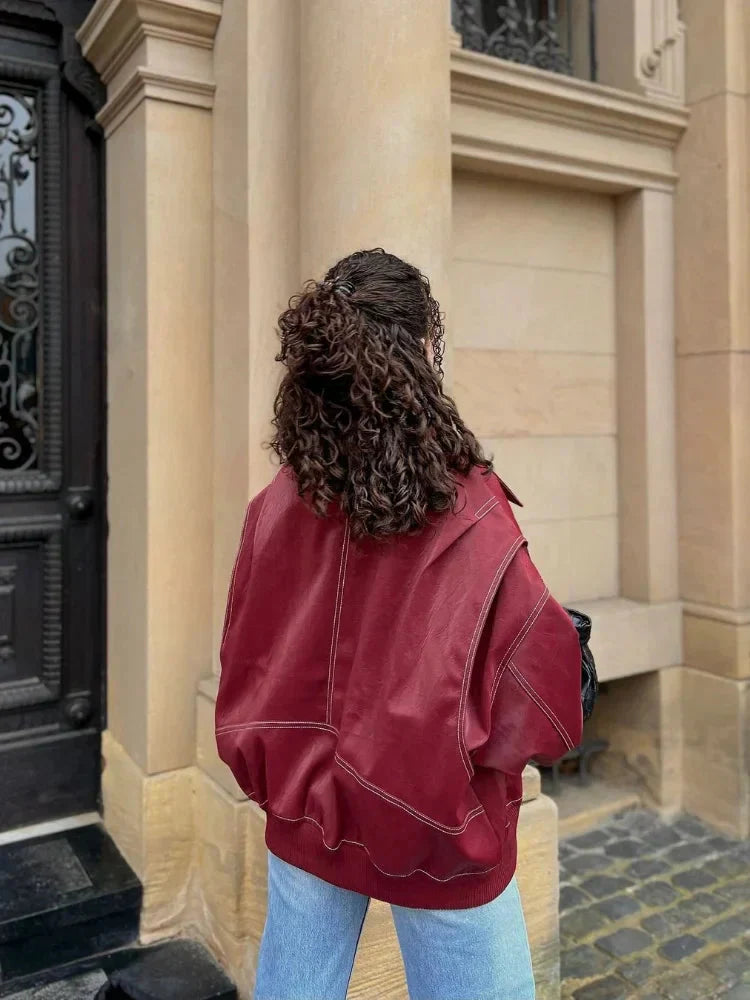 Stylový oversized kabát s zipem a elegantními akcenty v rubínu