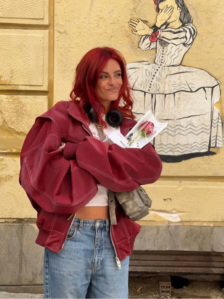 Stylový oversized kabát s zipem a elegantními akcenty v rubínu
