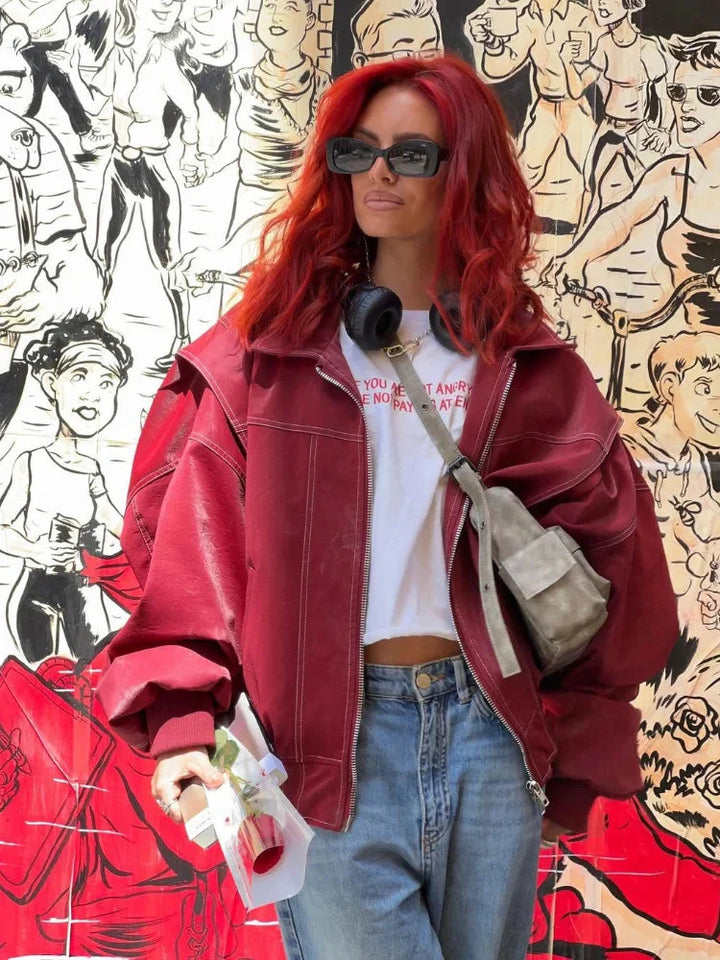 Stylový oversized kabát s zipem a elegantními akcenty v rubínu