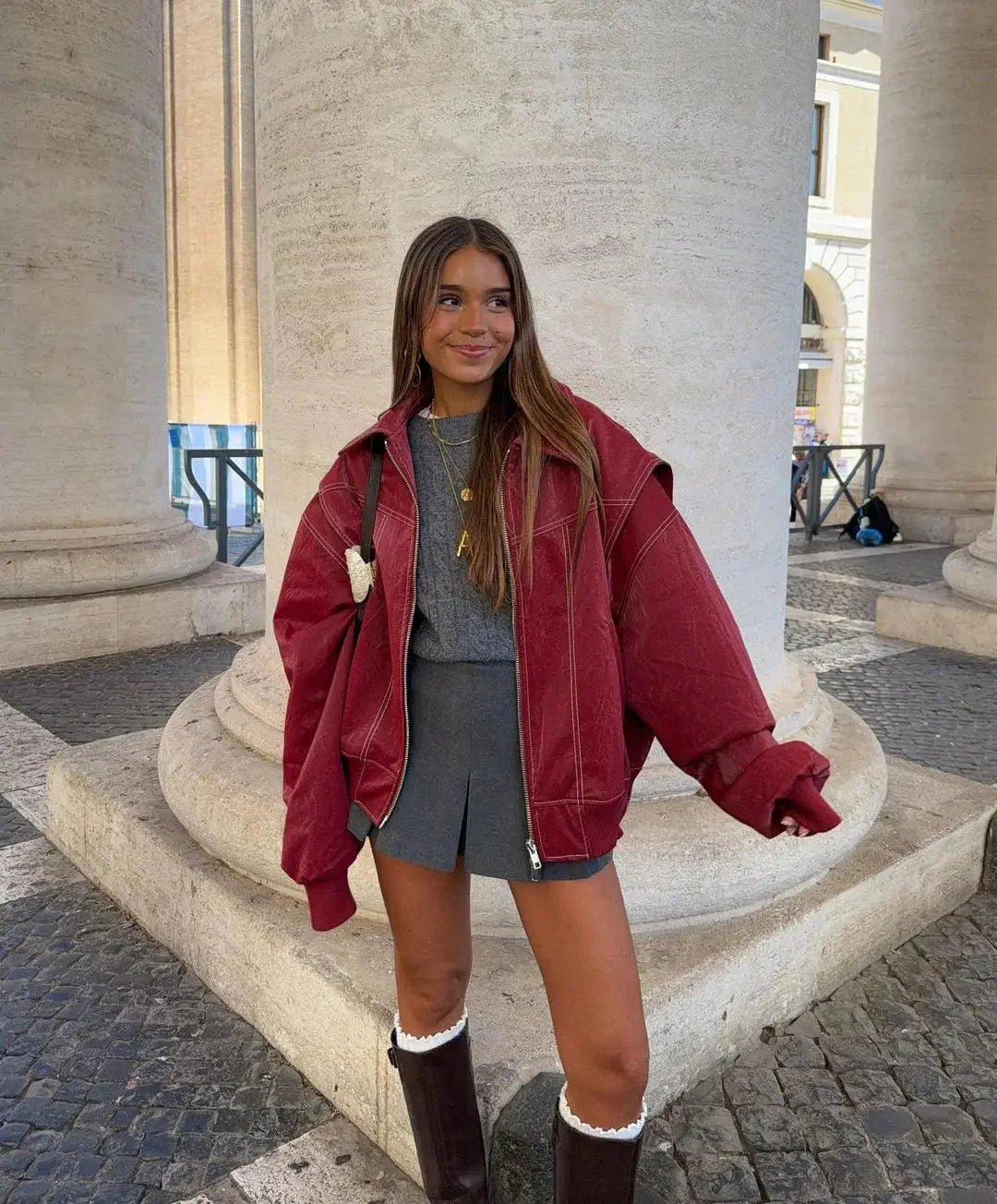 Stylový oversized kabát s zipem a elegantními akcenty v rubínu