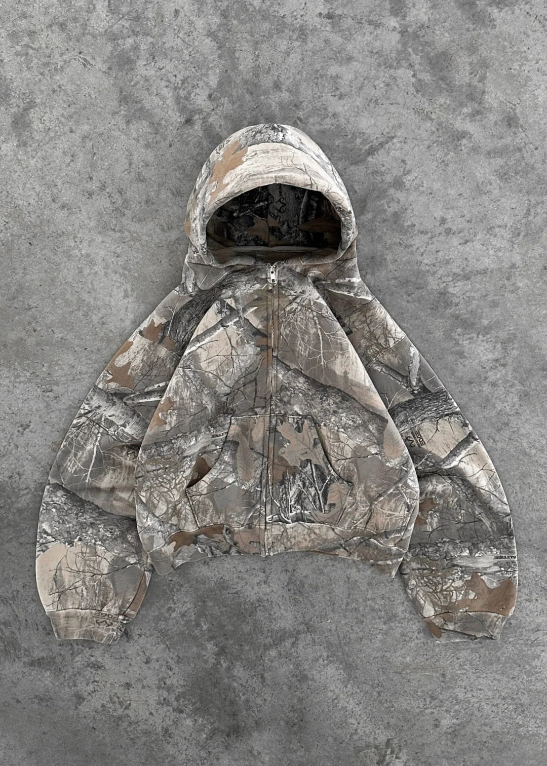 Trendy pánská mikina s kapucí v moderním maskáčovém provedení.