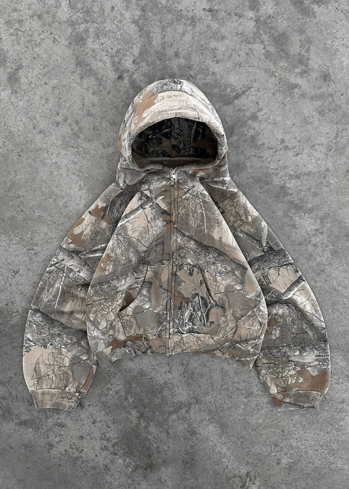 Trendy pánská mikina s kapucí v moderním maskáčovém provedení.