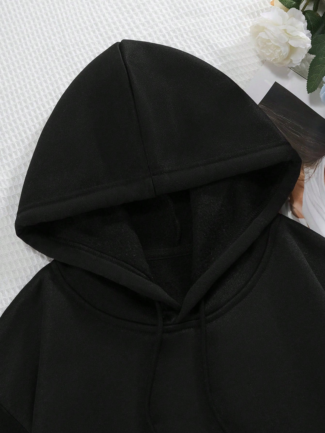 Stylová minimalistická mikina s kapucí a klokaní kapsou pro muže