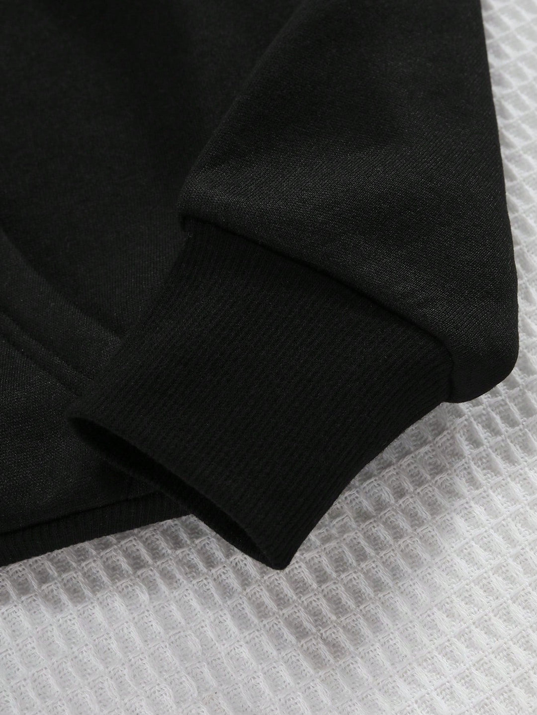 Stylová minimalistická mikina s kapucí a klokaní kapsou pro muže
