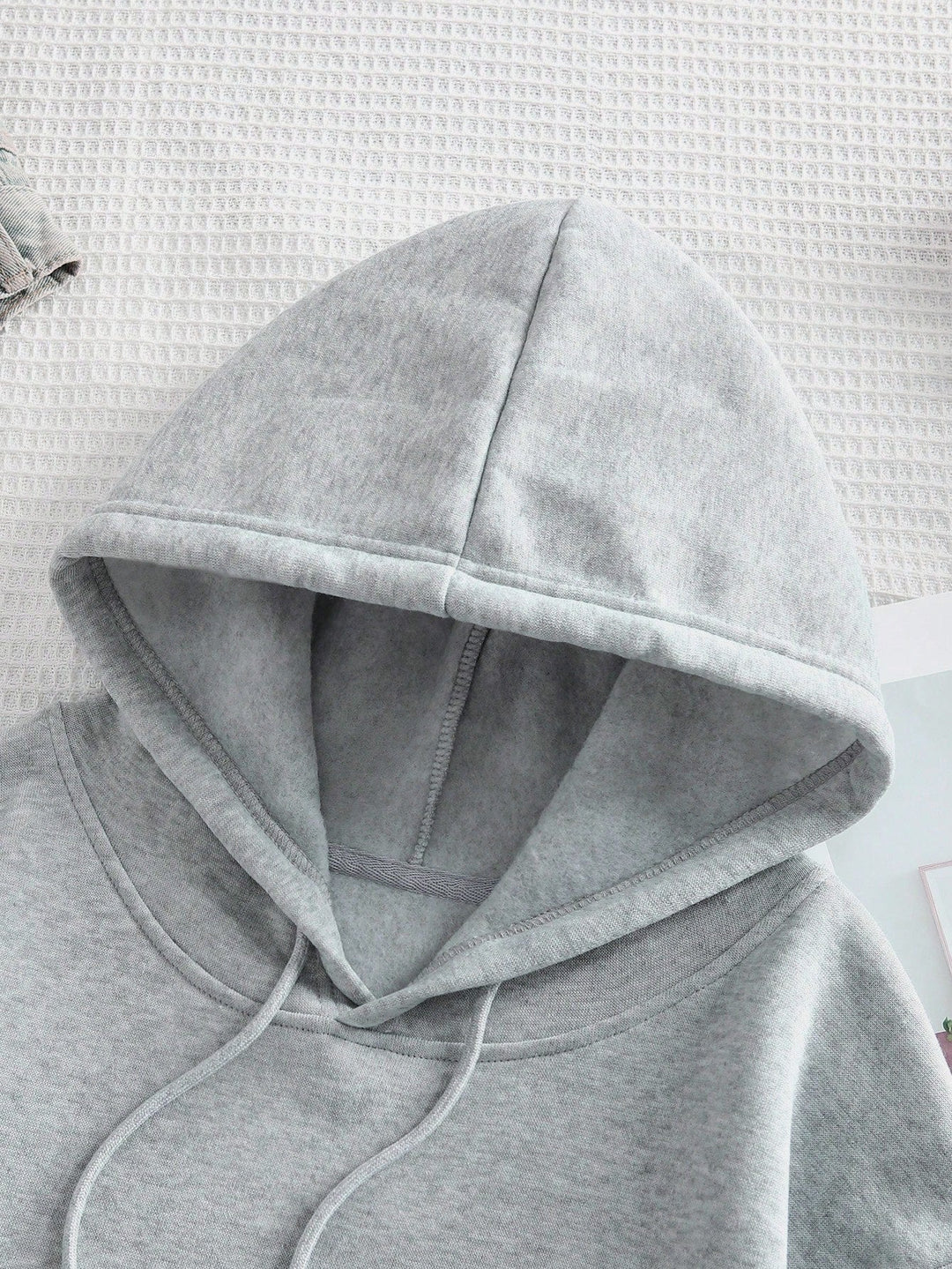 Stylová minimalistická mikina s kapucí a klokaní kapsou pro muže
