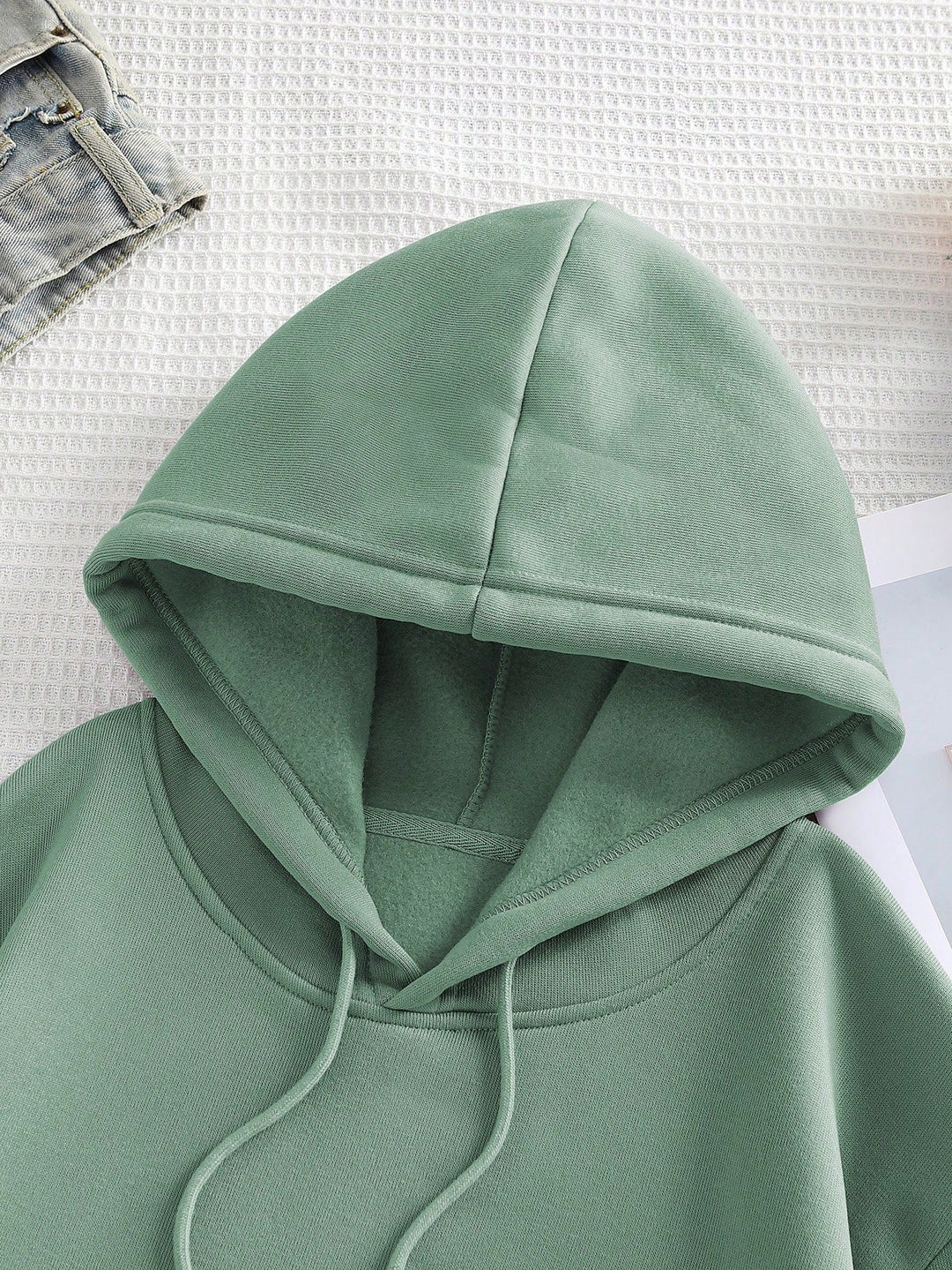 Stylová minimalistická mikina s kapucí a klokaní kapsou pro muže