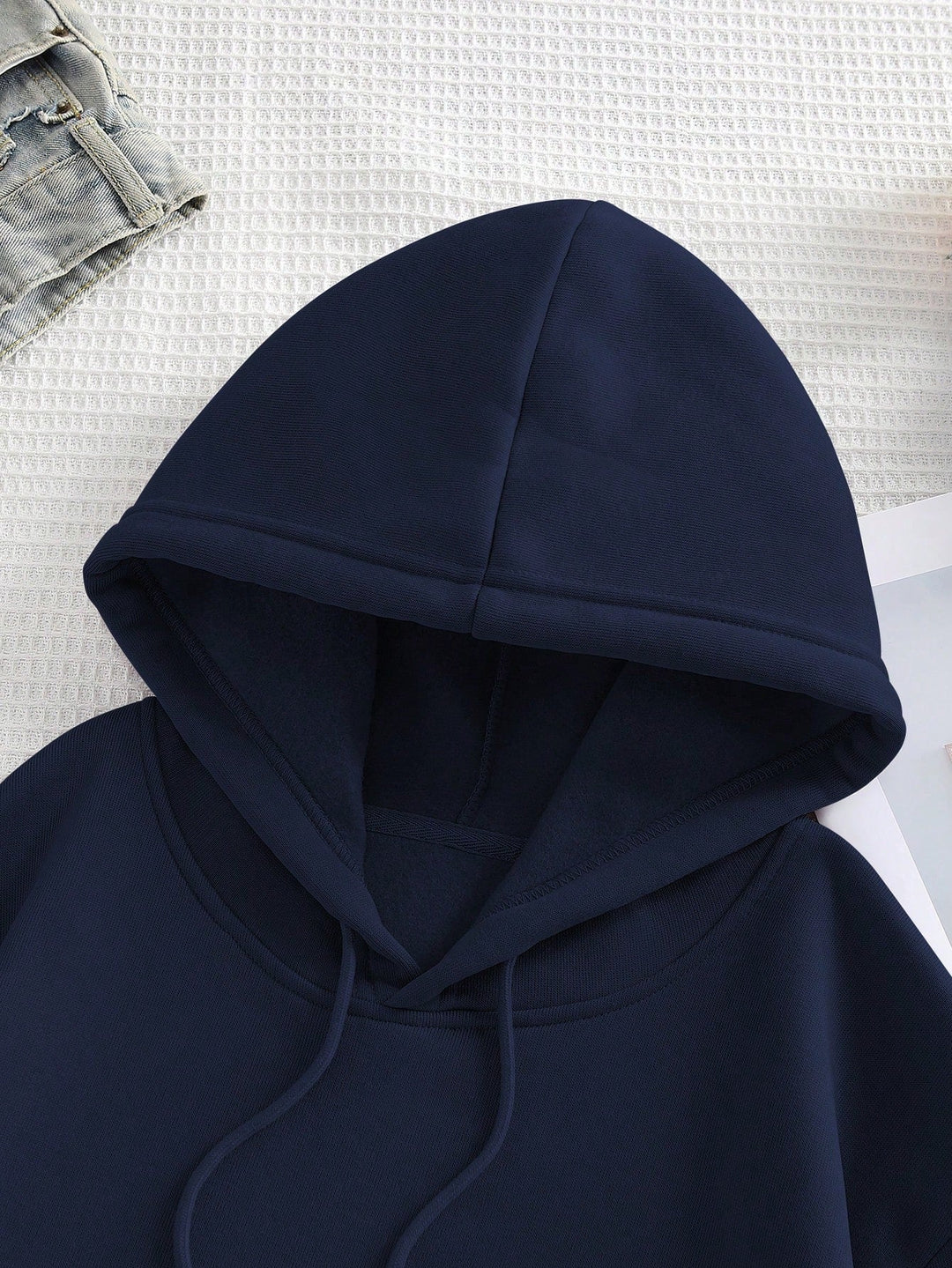 Stylová minimalistická mikina s kapucí a klokaní kapsou pro muže