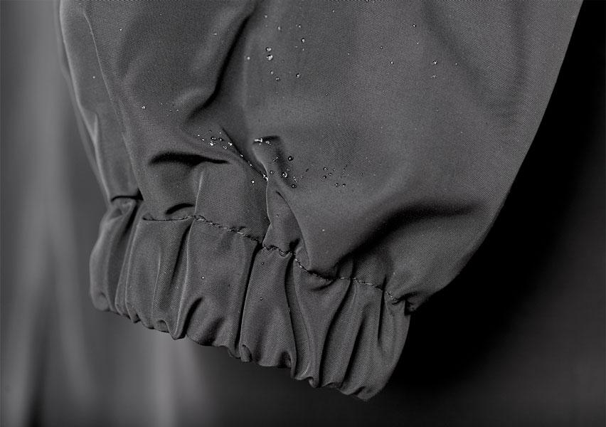 Trendy městský plášť s stylovou oversized kapucí pro dámy