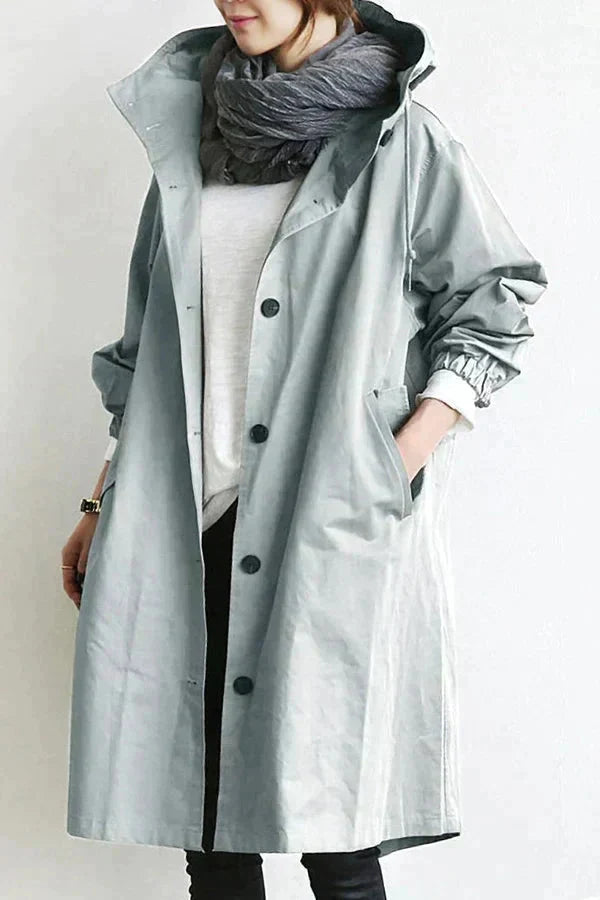 Trendy městský plášť s stylovou oversized kapucí pro dámy
