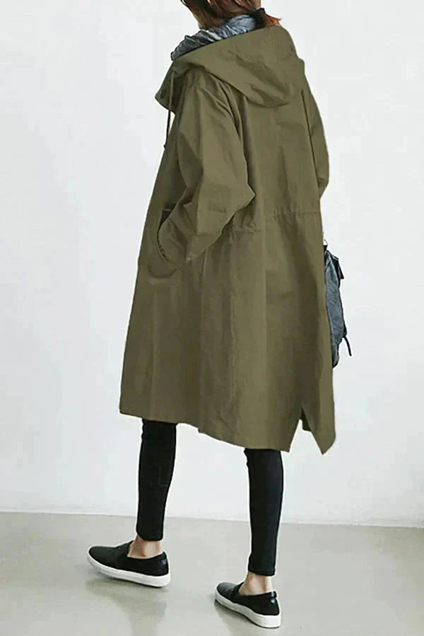 Trendy městský plášť s stylovou oversized kapucí pro dámy
