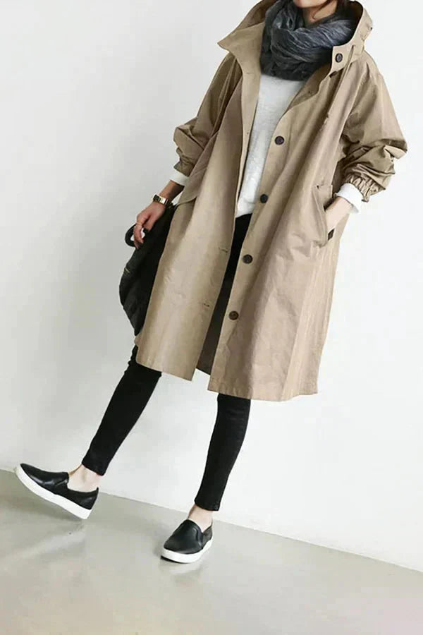 Trendy městský plášť s stylovou oversized kapucí pro dámy